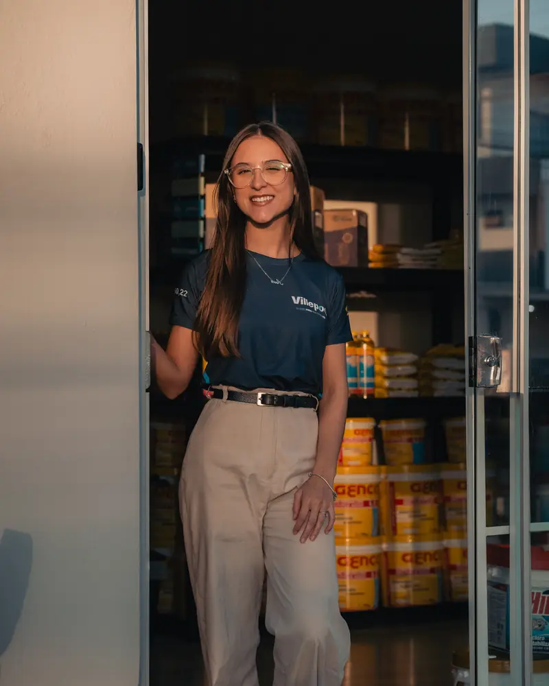 Ana Julia, da equipe Villepool, na porta da loja de produtos para piscina no Itaum, em Joinville